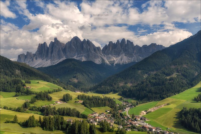 доломитовые альпы,santa maddalena,деревня,val di funes,лето,odle,италия,alps,ranui,san giovanni,церквушка,hills Пролетая над вечностью... фото превью