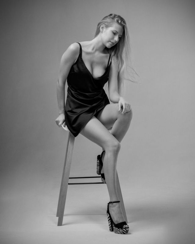 женский  портрет, студийная фотосессия, концептуальное фото Викторияphoto preview