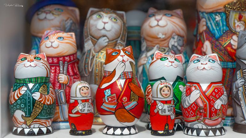 матрёшки, витрина, Зеленоградск, коты, улица, магазин, туризм, фотография, Калининградская область, 2023, nesting dolls, showcase, Zelenogradsk, cats, street, shop, tourism, photography, Kaliningrad region Зеленоградские матрёшки.photo preview