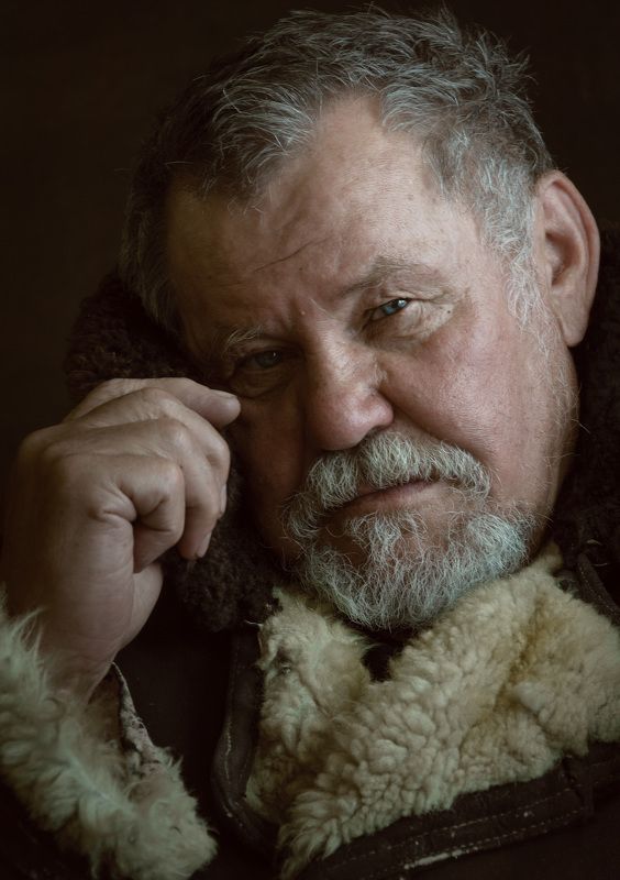 мужчина  характер студийный портрет ***photo preview