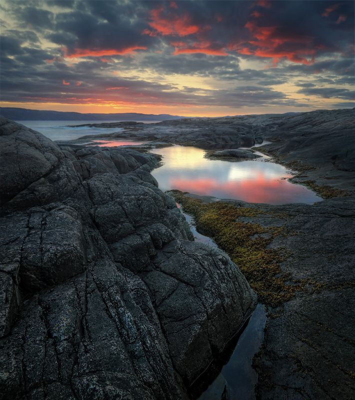 Кольский Заполярье Лодейное Териберка Баренцево море рассвет восход скалы камни морской берег Начало дня..photo preview