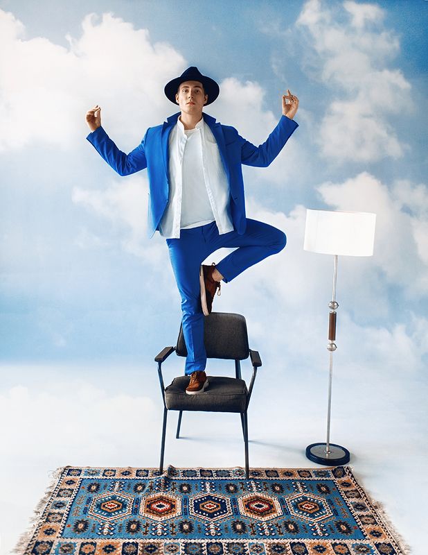 Мужская фотосессия. Мужская фотосессия в студии, мужской портрет,  Голова в облаках photo preview