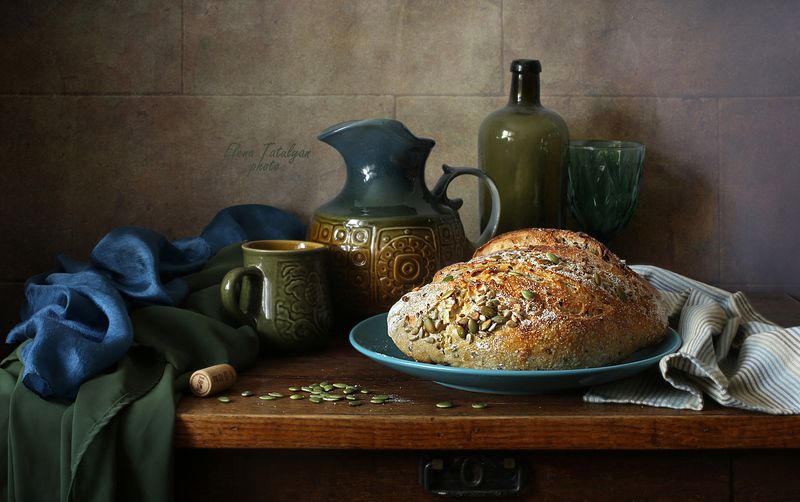 хлеб, бутылка, кувшин Натюрморт в определённых тонахphoto preview