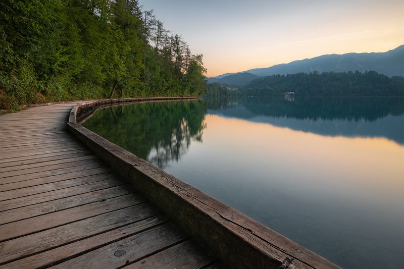 пейзаж, утро, озеро, лето, горы, отражение, рассвет, лес, берег, тропинка, путешествие, градиент, умиротворение, тишина Утро на озере фото превью