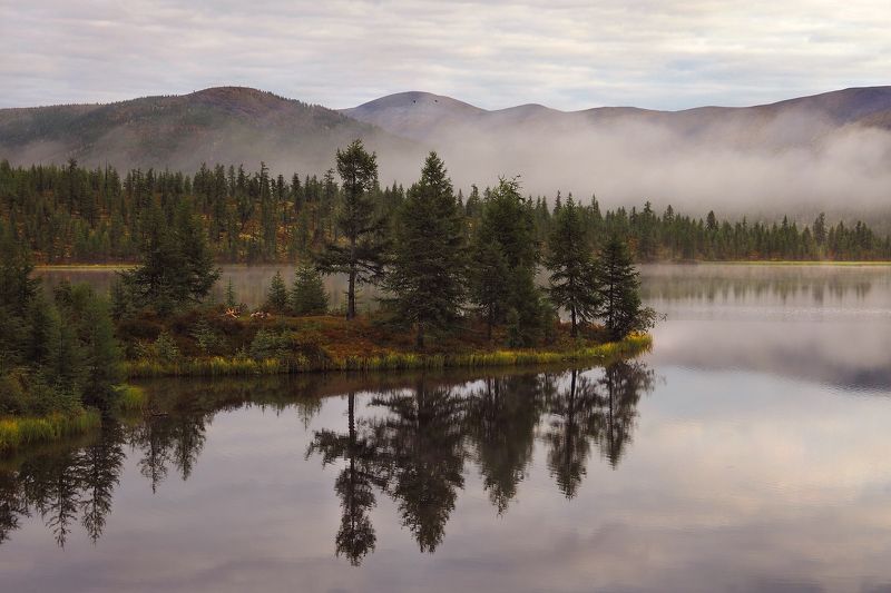 Парусник на озереphoto preview