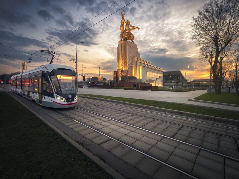 москва, памятник, вднх, закат, трамвай, останкино Рабочий и колхозницаphoto preview