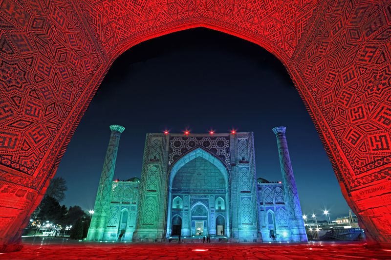 Арка, Регистан, Медресе Улугбека, достопримечательность, тур, Самарканд, архитектура, старинный, религиозный, мечеть, мусульманский, наследие, средневековый, Узбекистан, экскурсия, Registan, Samarkand, Ulugh Beg Madrasa, ночь, подсветка Медресе Улугбека. Регистан. Самарканд. Узбекистанphoto preview
