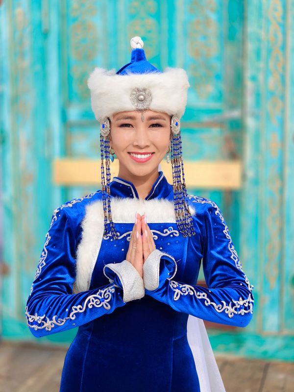 мобильный портрет, портрет на смартфон, бурятка в национальном костюме Баярмаphoto preview