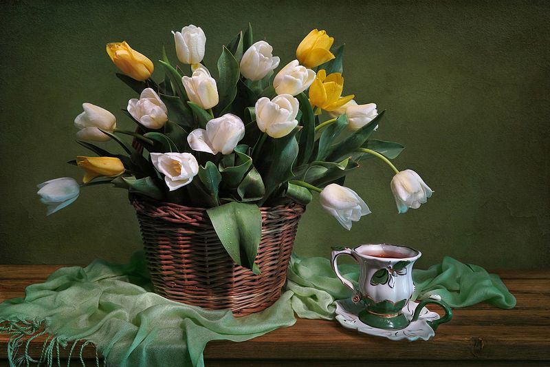 натюрморт,корзина,тюльпаны,шарф,чашка Белые и желтые тюльпаныphoto preview