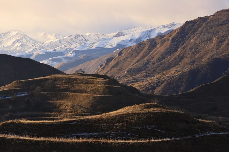 горы солнце утро дагестан россия пейзаж склоны вершины гора перспектива облака Дагестан. Утро в горах фото превью