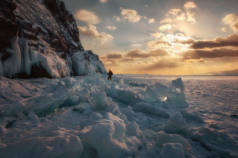 байкал, зима, торосы, наплески, скалы, человек, облака, уходящий день ***photo preview