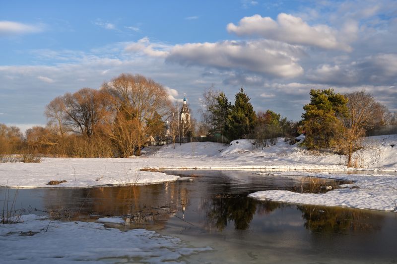 весна,река,берег,снег,церковь,небо,облака,отражение весна идётphoto preview
