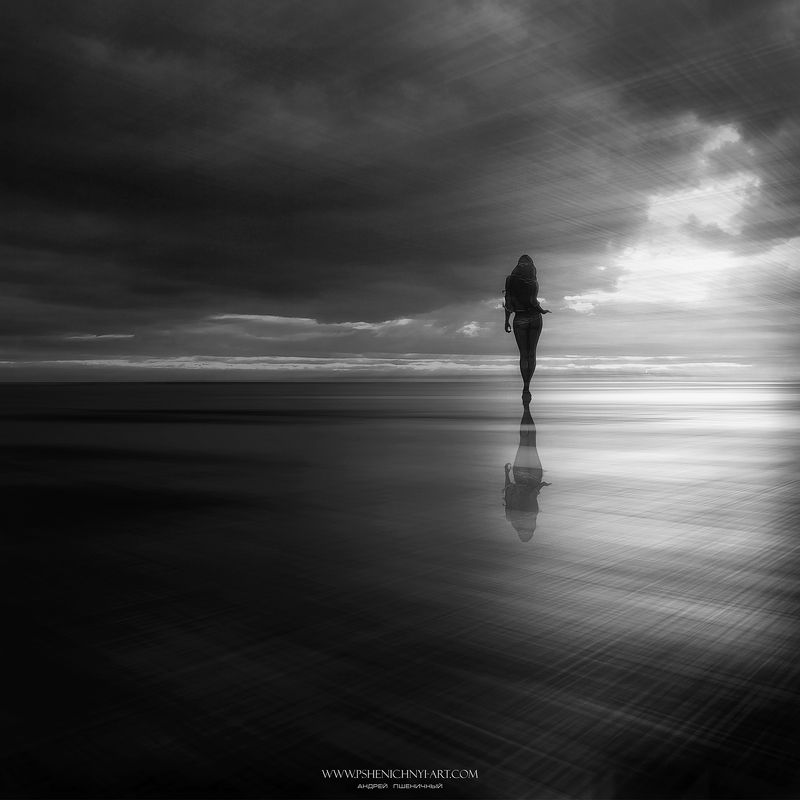 силуэт, монохром, девушка, вода, горизонт, небо, свет, закат, солнце, отражение, концепция Вслед уходящему солнцуphoto preview