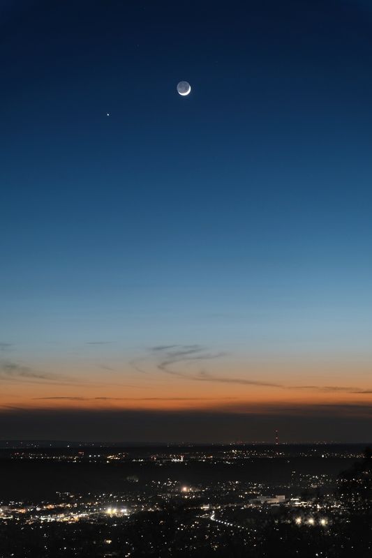 ночь, луна, пейзаж, закат, городской пейзаж, пейзаж с луной, астрофотография, ночная фотография Луна и Юпитер над городомphoto preview