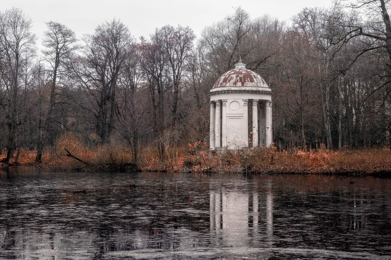 ротонда, парк, осень Ротонда в заброшенном парке фото превью