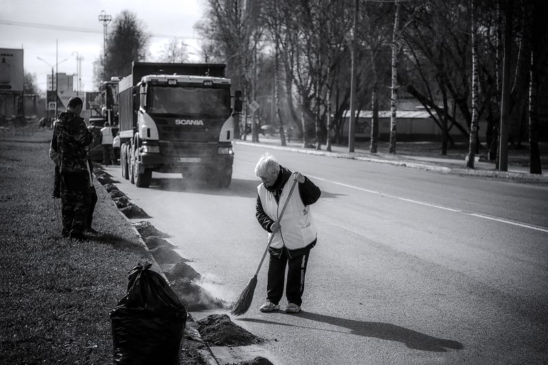жанр, жанровый портрет, люди, улица, дорога, уборка, муром, весна, апрель, мусор, дворник Будет город как рекламаphoto preview