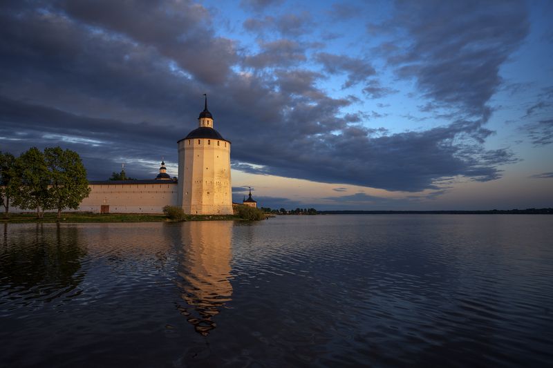 кирилло-белозерский монастырь, кириллов, большая мереженная башня, сиверское озеро, май, вечер, закат, туча На закате дняphoto preview