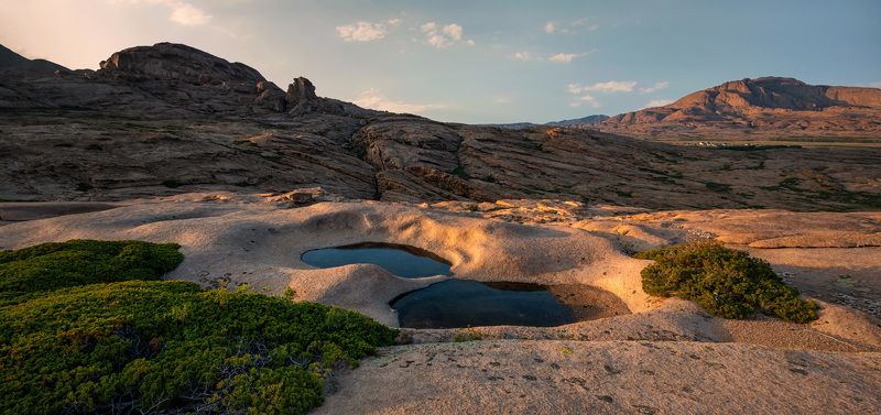 юго-восточный казахстан, урочище бектау-ата, скалы, розовый гранит, сырные камни, можжевельник, вечер ***photo preview