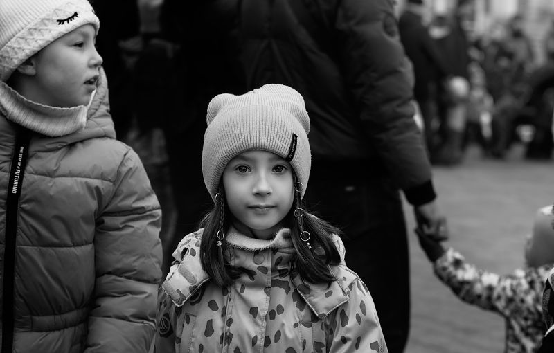 детский уличный портрет, чб фото, праздник масленица, дети в городе, уличное фото Масленица. Хоровод фото превью