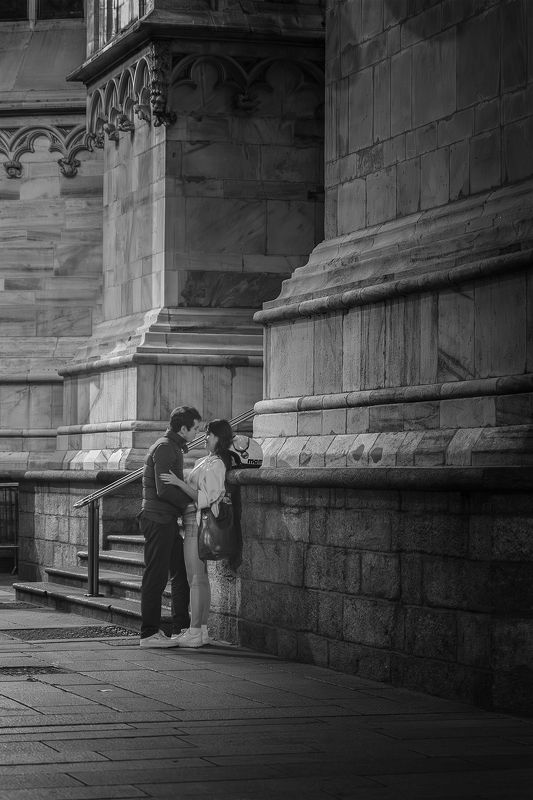 Bacio sotto al duomo di milanophoto preview