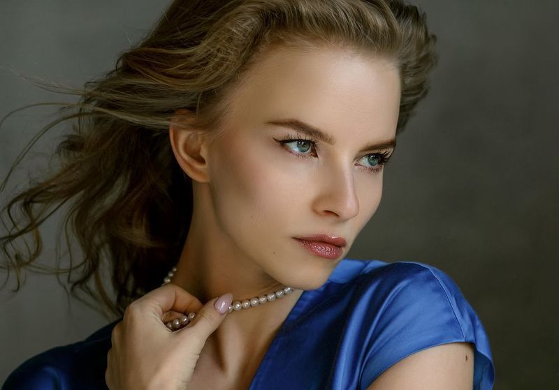 девушка, взгляд, бусы, синий сила взглядаphoto preview
