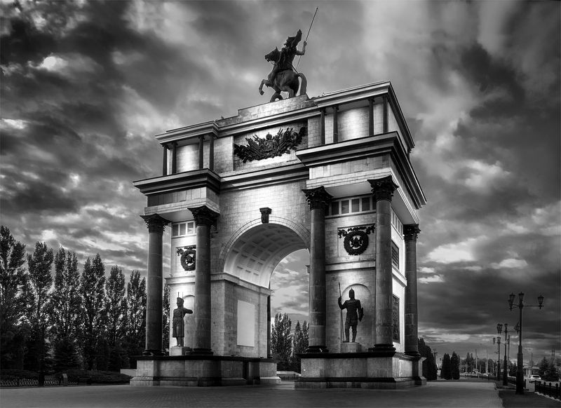 город, архитектура, курск, вечер, здание, памятник, ч/б Триумфальная аркаphoto preview