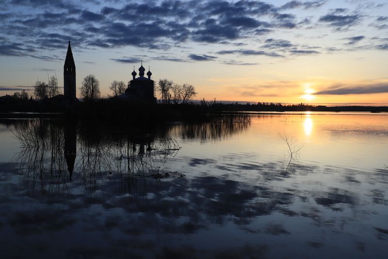 утро рассвет отражение половодье владимирская область россия природа облака церковь храм наследие культура гладь зеркальный зеркало храм купола остров берег Большие Всегодичи на рассвете. Половодье. фото превью