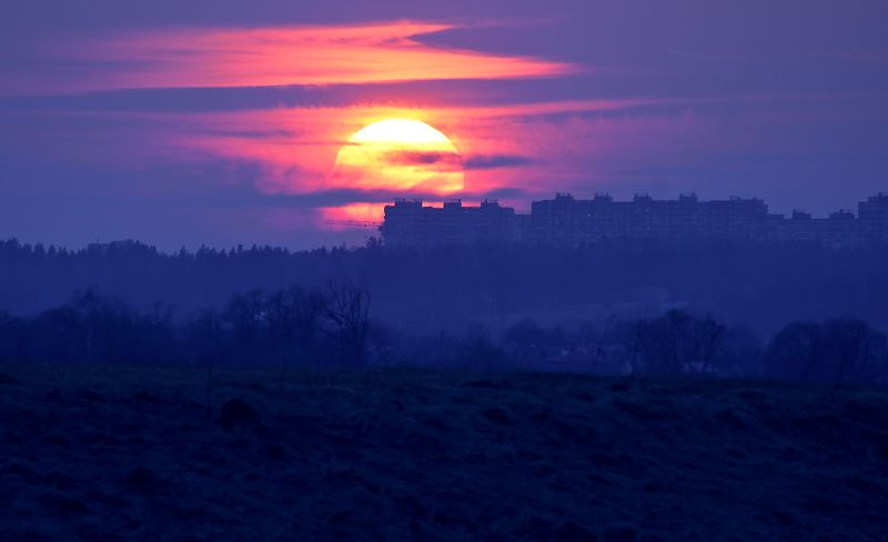 весна, город, городской пейзаж, дали, дома, закат, небо, солнце, сумерки, фиолетовый, шар, ярко Приводя с собой сумеркиphoto preview