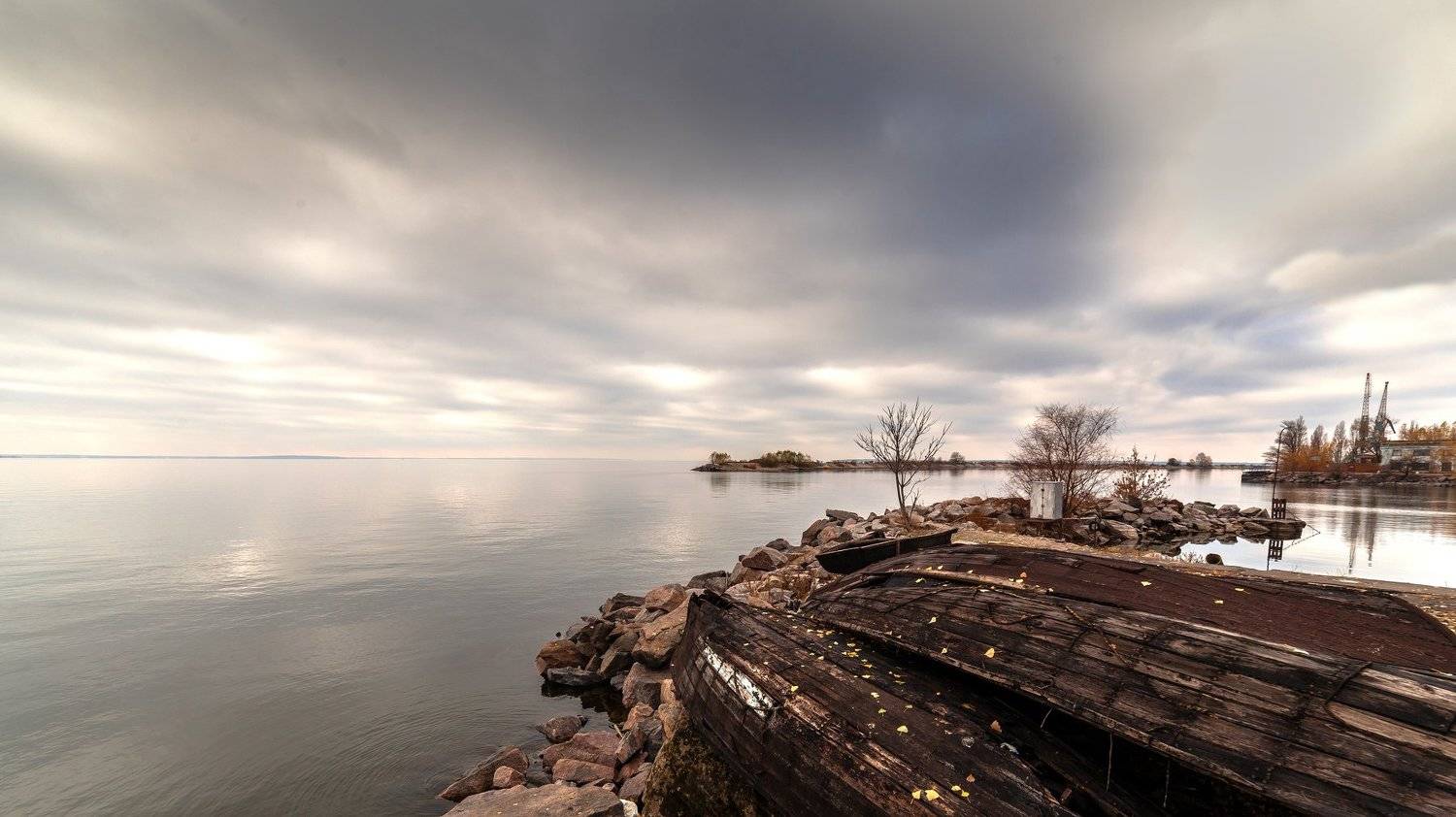 Осеннее безмолвие. Автор: Никита Сердечный осень, небо, облака, залив, лодки, , Никита Сердечный