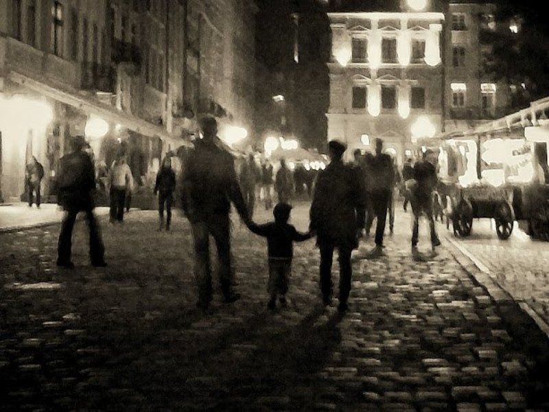 .ангел, .любители кофе, важное звено, голуби, город детства, дождь, жанр, за стеклом, пешки, разговор, репортаж, собачка, старый подвал, уличный арт, фонари Город детства. Репортаж/ City of childhood Reportage.photo preview