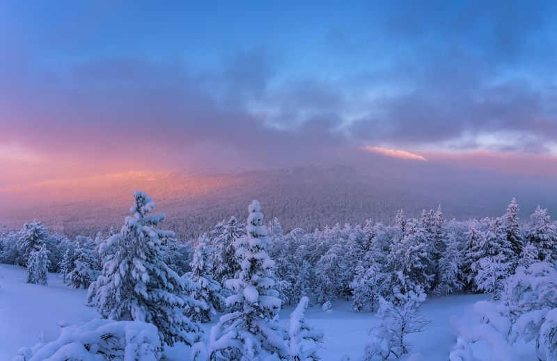 Урал, Северный Урал, горы, снег, Конжаковский камень Вечером в горах Северного Уралаphoto preview