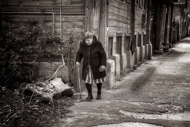 Жанр, Жанровый портрет, Город, Муром, Улица, Старушка, Бабушка с клюшкой, Дорога, Весна, Апрель, День На древней улице Муромаphoto preview