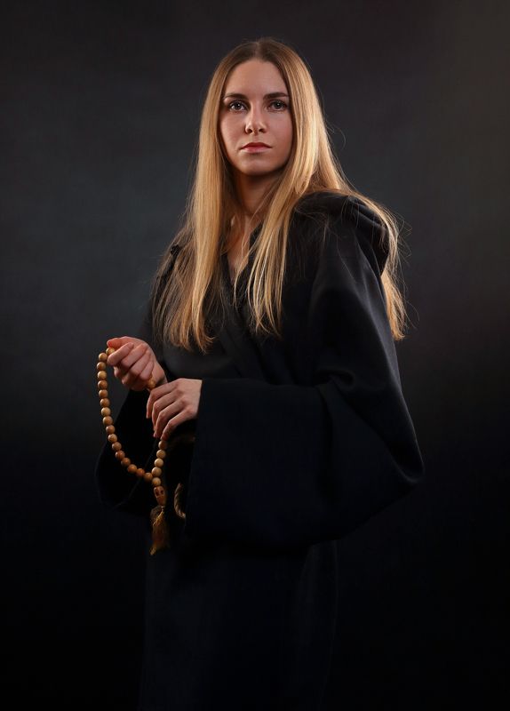 женщина, монах, ряса, чётки, средневековье, блондинка, актриса, история, красивая, религия Девушка в рясеphoto preview