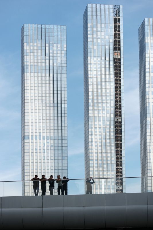 небоскрёбы, прозрачная ограда, люди МДЦ Люди и небоскрёбыphoto preview