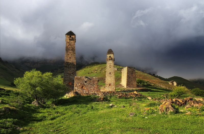 кавказ, ингушетия, большой кавказский хребет, горы, туман Ингушские сторожевые башниphoto preview