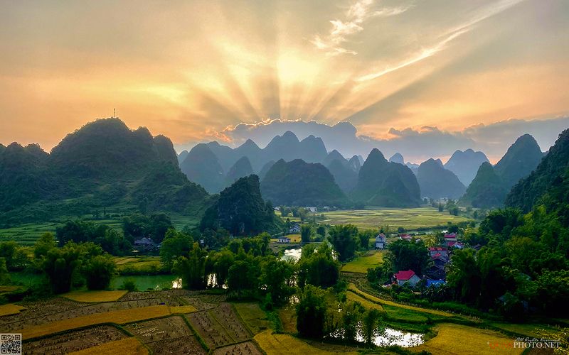 quanphoto, landscape, sunset, sundown, mountains, river, rays, rural, countryside, vietnam Mountains SunRaysphoto preview