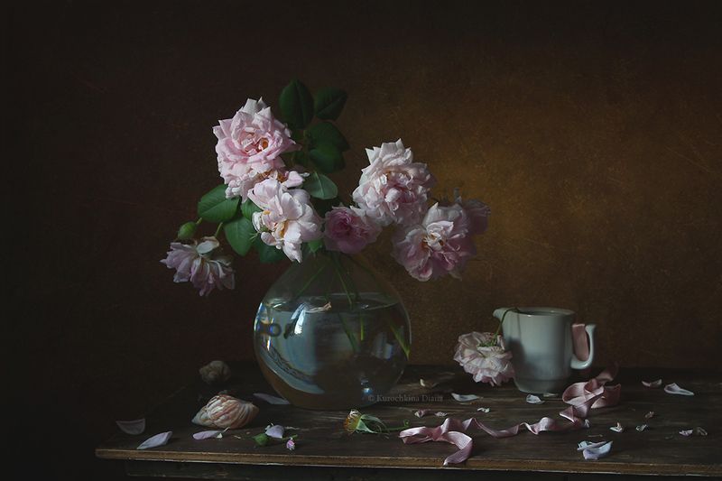 натюрморт, лето 2023, розочки, фарфоровый котенок с розочкамиphoto preview