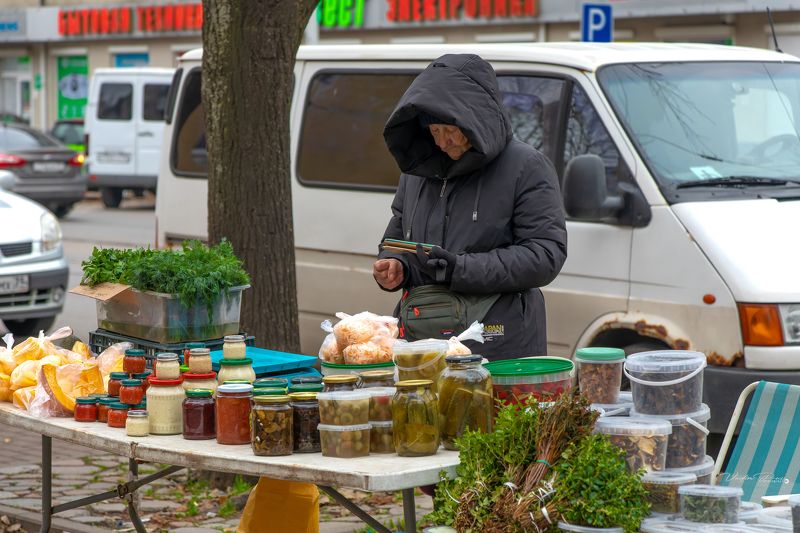 калининград, улица, торговля, соления, продавец, стрит, фотография, жизнь, свирин вадим, 2023, kaliningrad, street, trade, pickles, seller, street, photography, life, vadim svirin Уличный торговец.photo preview