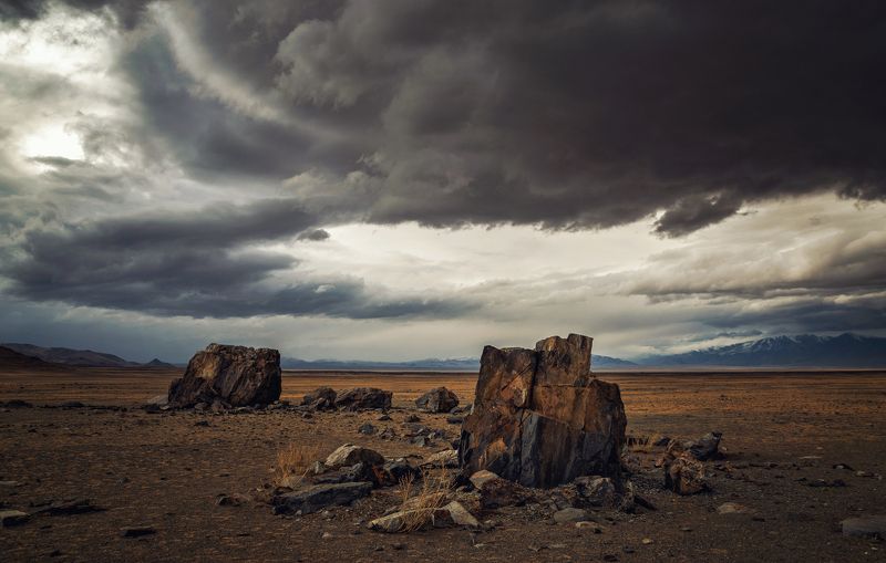 горный алтай,начало мая,чуйская степь,тархатинский мегалитический комплекс,небо перед снежной бурей photo preview