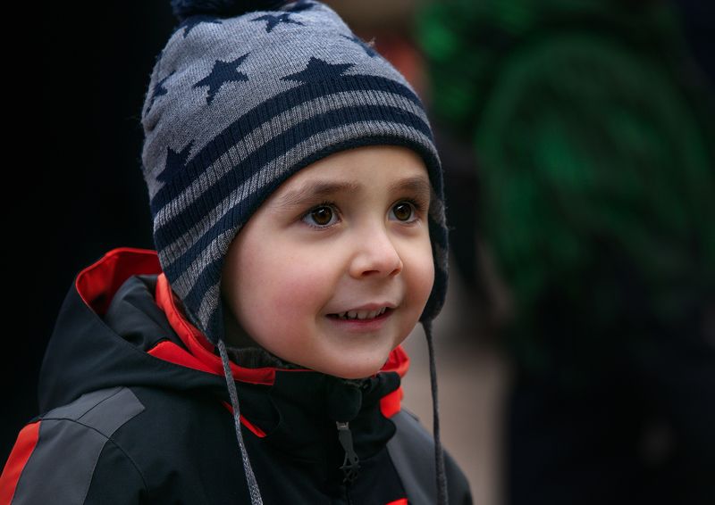 уличный детский портрет, праздник в городе, празднование масленицы, дети и праздник, жанровый портрет  фото превью