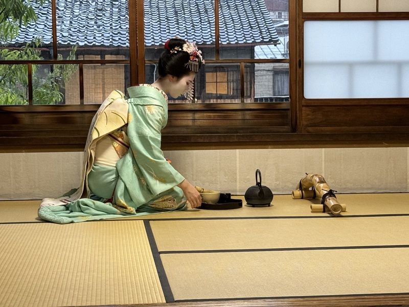 Чаепитие с гейшойphoto preview