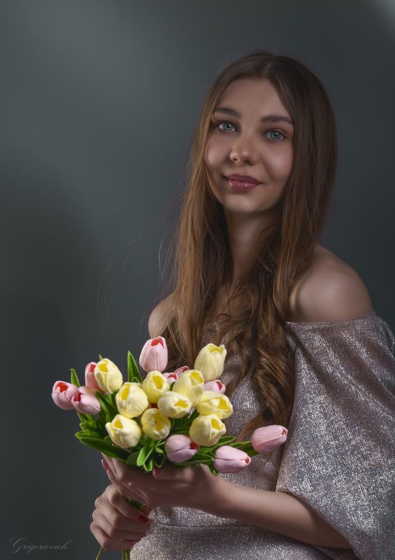 Девушка с цветами фото превью