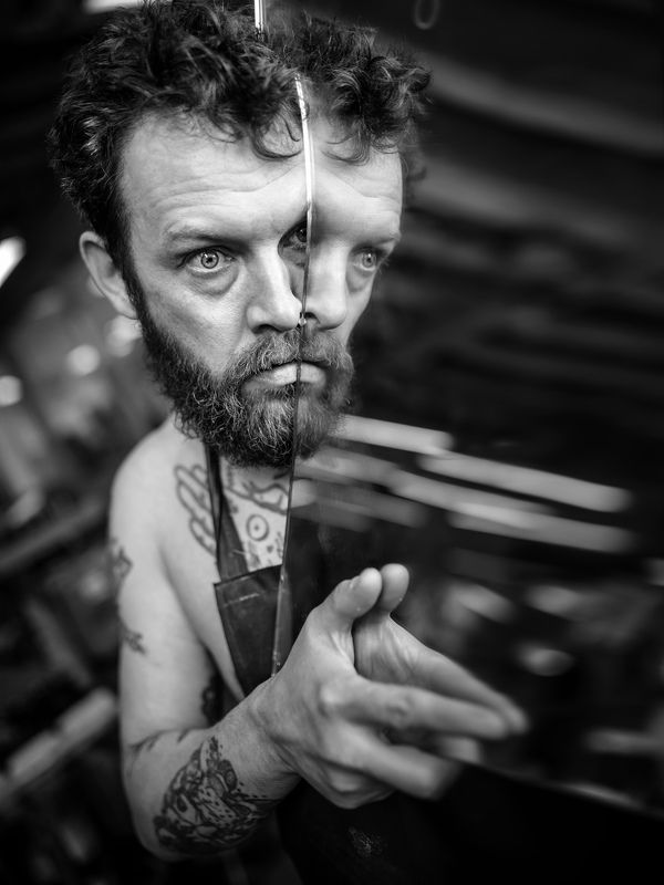 Товарищ Конышев - художник и стекольщикphoto preview