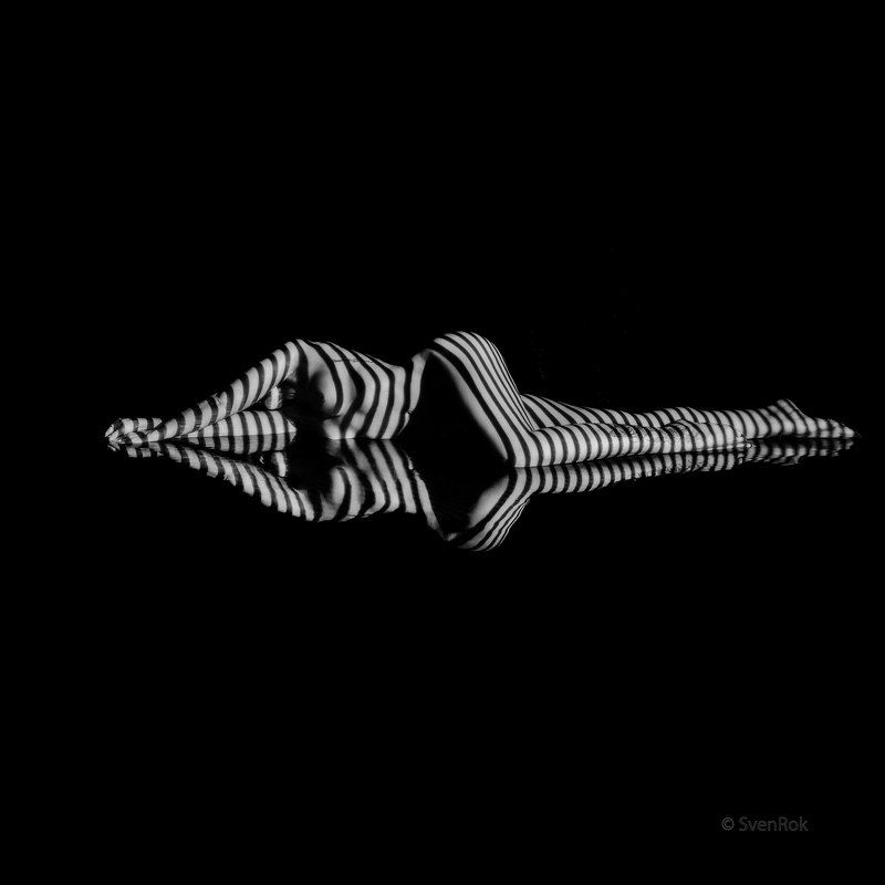 Лежащая на водеphoto preview