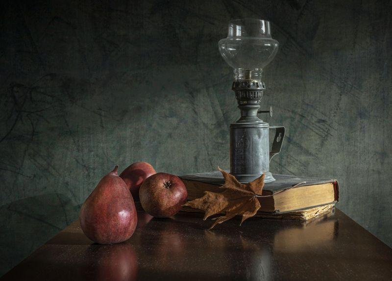 Лампа, книги, лист, груша. *** фото превью