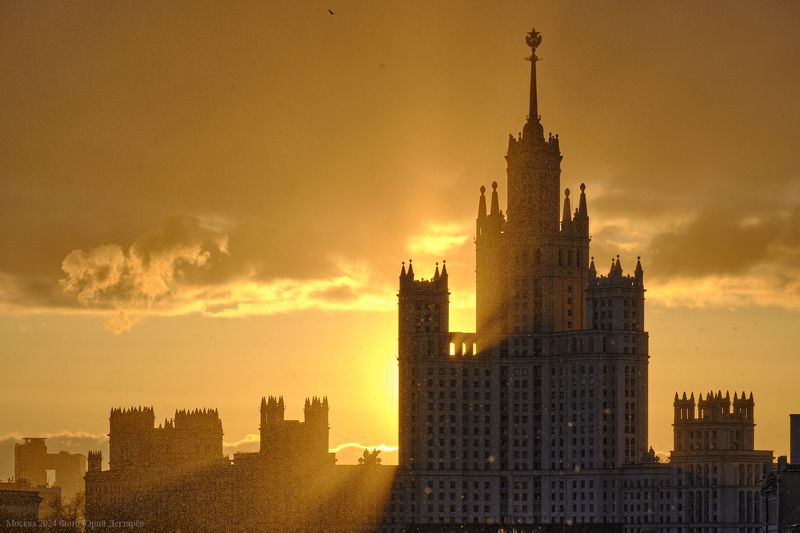 москва, высотка, котельническая, солнце, рассвет, снег Москва. Котельническая высотка на рассвете и снег.photo preview