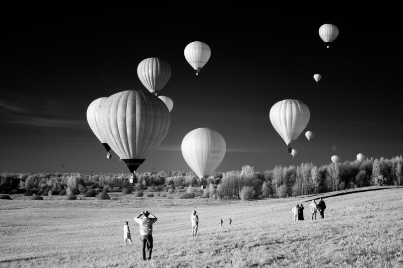 чб, инфракрасное фото, воздушные шары, люди Полеты в инфракрасном спектреphoto preview