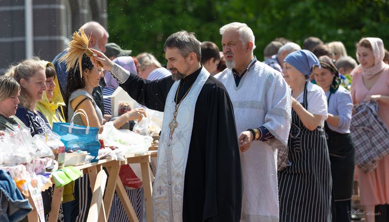 Пасха, освящение, репортаж, батюшка, Калининград, фотография, Свирин Вадим, день, куличи, 2024, Easter, consecration, reportage, priest, Kaliningrad, photography, Vadim Svirin, day, Easter cakes Освящение пасхальных куличей.photo preview
