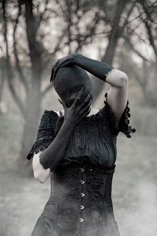 концептуальная фотография, постановочная фотография, креативная фотография, арт фото, хоррор Behind the left shoulderphoto preview