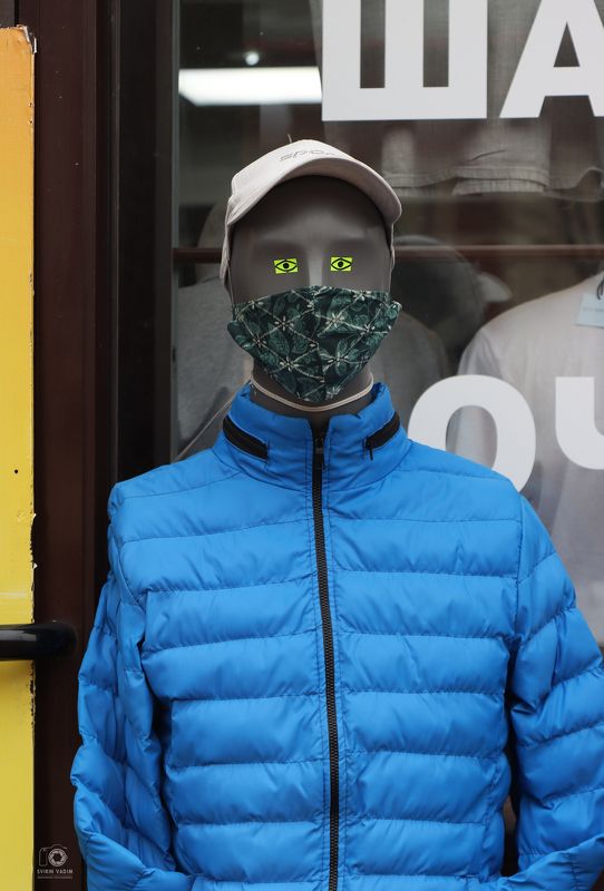 манекен, город, улица, стрит, фотография, глаза, юмор, Свирин Вадим, коронавирус, маска, 2021, mannequin, city, street, photography, eyes, humor, Vadim Svirin, coronavirus, mask Глазастый манекен в маске.photo preview